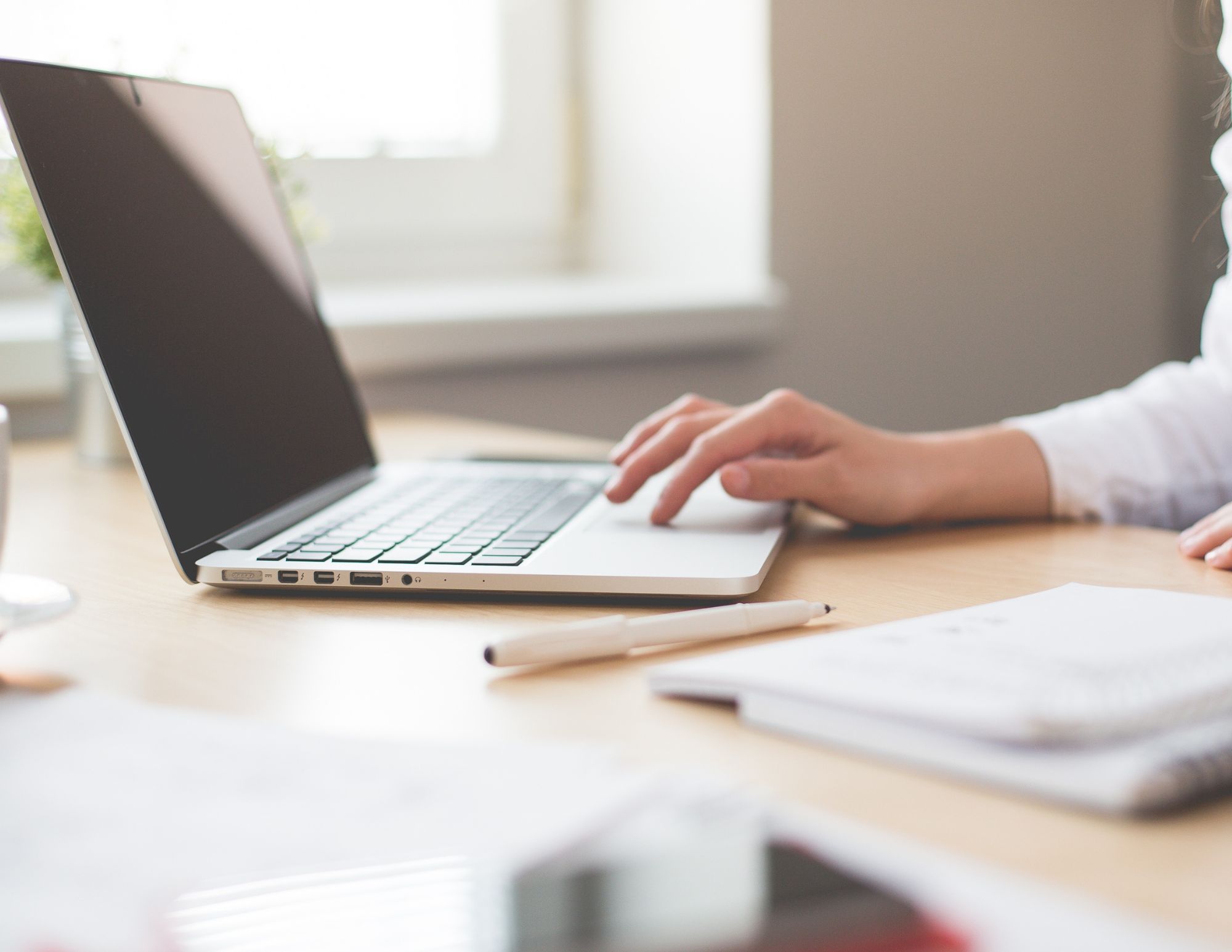 Une personne utilisant un portable dans un bureau
